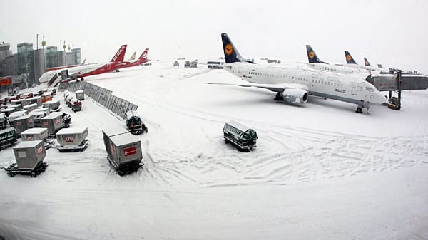 Der Düsseldorfer Flughafen wurde wegen Schneefalls gesperrt. Die Start- und Landebahnen mussten erst vom Schnee befreit werden. Der Düsseldorfer Flughafen wurde wegen Schneefalls gesperrt. Die Start- und Landebahnen mussten erst vom Schnee befreit werden.