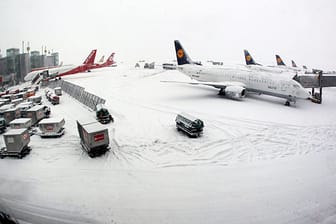 Der Düsseldorfer Flughafen wurde wegen Schneefalls gesperrt. Die Start- und Landebahnen mussten erst vom Schnee befreit werden.