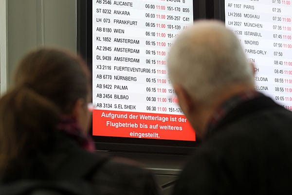 Für viele Reisende hieß es auf dem Düsseldorfer Flughafen erst mal warten. Auch nachdem der Flugbetrieb wieder aufgenommen wurde, gab es Flugausfälle und Verspätungen.