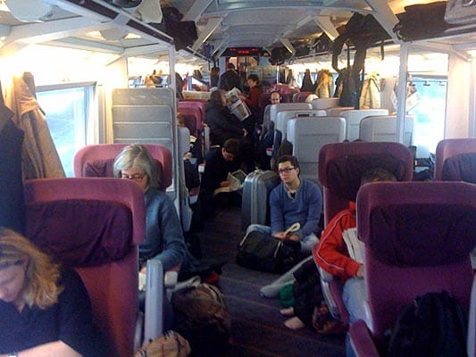Dieser ICE 942 von Berlin über Hannover nach Köln/Bonn-Flughafen war total überfüllt. Die Fahrgäste saßen und standen in der 1. Klasse. In der Nacht streckten mehr als 700 Fahrgäste auf der Strecke zwischen Hannover und Berlin fest, weil die Oberleitungen vereist waren.