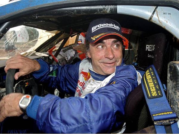 Carlos Sainz ist seit 1980 Rallye-Rennfahrer. 1990 und '92 gewann er die Rallye-Weltmeisterschaft. Seit "El Matador" mit dem Beifahrer Lucas Cruz unterwegs ist, sind die beiden in vier Rallyes unbesiegt. 2010 gewannen sie die Rallye Dakar und wollen dies 2011 wiederholen.