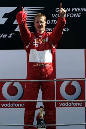 Michael Schumacher ist der erfolgreichste Formel-1-Pilot aller Zeiten. Sieben Weltmeisterschaften gewann der Kerpener bislang. Jordan, Benetton und Ferrari waren seine Teams. Nachdem Schumi 2006 seine Karriere beendete, gab er 2010 sein Comeback bei Mercedes. Bisher konnte er aber noch nicht an alte Erfolge anknüpfen.