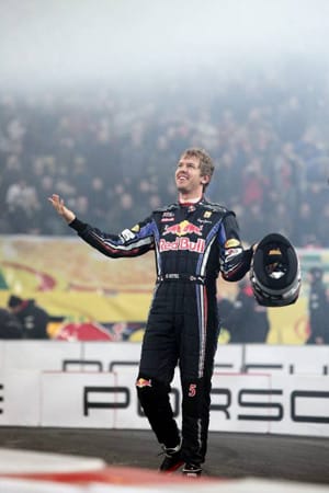 Sebastian Vettel ist frisch gebackener Formel-1-Weltmeister im Red Bull. Beim letzten Grand Prix der Saison 2011 sicherte er sich in einem spannenden Rennen den Titel. Der 1987 in Heppenheim geborene Rennfahrer ist der jüngste Champion der Geschichte. Außerdem gewann er als jüngster Fahrer einen Grand-Prix, war der jüngste Mann auf der Pole-Position und errang ebenfalls als jüngster einen WM-Punkt.