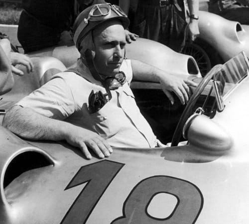Juan Manuel Fangio war der Rekordweltmeister in der Formel 1, bevor ihn Michael Schumacher übertrumpfte. Der Argentinier wurde zwischen 1950 und '58 fünfmal Champion. Der 1911 geborene Rennfahrer verstarb 1995 im Alter von 84 Jahren.