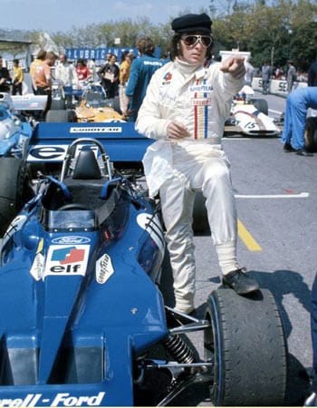 Sir John Young „Jackie“ Stewart ist ein ehemaliger schottischer Formel-1-Pilot. Zwischen 1965 und '73 wurde er dreimal Weltmeister. Nach seiner Rennfahrer-Karriere war Stewart Fernsehkommentator und leitete zusammen mit seinem Sohn Paul drei Jahre lang einen eigenen Formel-1-Rennstall. Sein Markenzeichen ist die Schottenmütze.