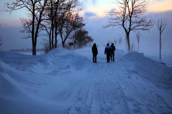 Auf der Ostseeinsel Fehmarn waren viele Straßen nicht nur spiegelglatt, sondern auch durch Schneeverwehungen unpassierbar.