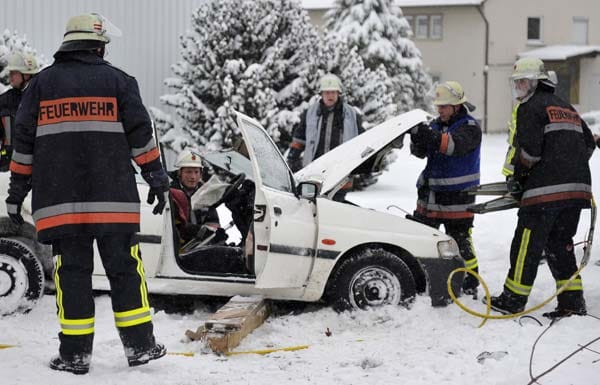 Durch den Schnee gab es zahlreiche Unfälle: In Balingen im Zollernalbkreis kam ein Mann auf schneebedeckter Fahrbahn von der Straße ab und prallte gegen einen Baum. Er wurde schwer verletzt. Allein in Baden-Württemberg gab es mehr als 800 Unfälle.