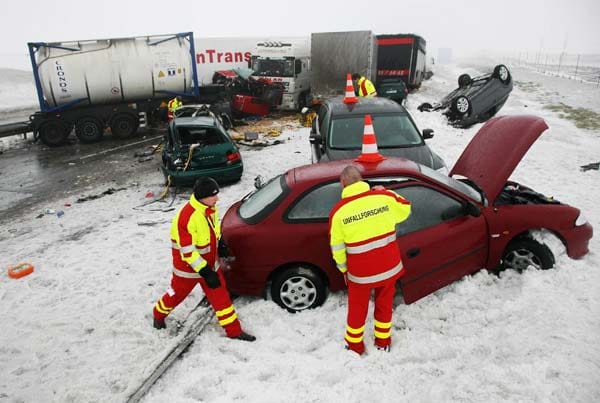 An Heiligabend kam es auf der A 17 zwischen der tschechischen Grenze und dem Anschluss Bad Gottleuba in Sachsen zu einem schweren Unfall. Vier Sattelschlepper und sieben Autos fuhren ineinander. Ein Mann starb.