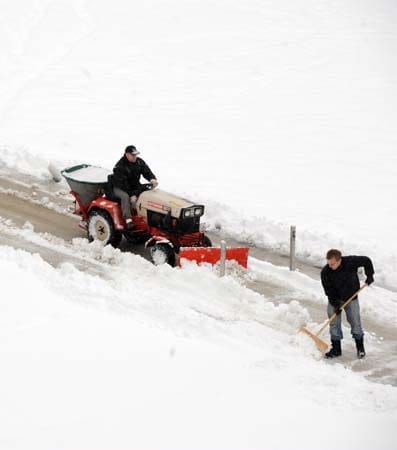Schnee wohin das Auge reicht: Zwei Männer räumten in der Innenstadt von Stuttgart einen Fußweg von Schneemassen frei.