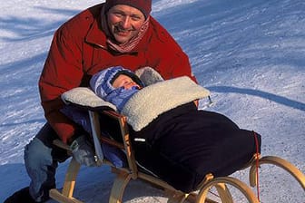 Kleine Kinder reagieren empfindlich auf Kälte, ein Rundumschutz ist wichtig. (Bild: imago)