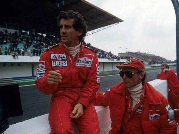 Der Franzose Alain Prost (li.) ist eine weitere Formel-1-Legende. Viermal gewann er den Weltmeister-Titel in der Königsklasse mit McLaren (dreimal) und Ferrari. Weitere viermal wurde Prost Vize-Champion. Seine Rivalität mit Ayrton Senna ist berühmt. Hier ist er mit seinem Teamkollegen Niki Lauda zu sehen.