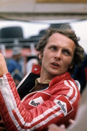 Niki Lauda nennt drei Weltmeister-Titel in der Formel 1 sein Eigen. Der Österreicher brachte der Scuderia Ferrari nach elf Jahren Wartezeit die Weltmeisterschaft. 1976 verunglückte Lauda auf dem Nürburgring, konnte aber noch aus seinem brennenden Wrack gerettet werden. Nur 42 Tage später saß er wieder im Ferrari. Danach wurde er noch zweimal Weltmeister.