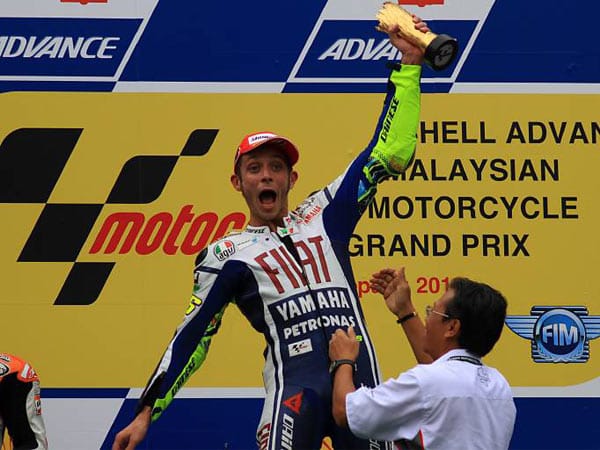 Valentino Rossi ist der Superstar des Motorrad-Sports. Der Italiener ist mittlerweile neunmaliger Weltmeister. Von 2001 bis 2005 errang er fünfmal in Folge den Titel. Rossi ist für sein extrovertiertes Auftreten bekannt und beliebt.