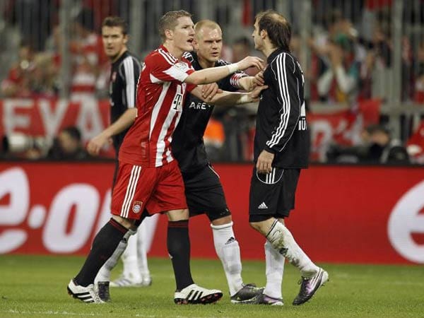 Beim Bundesliga-Spiel des FC Bayern München gegen den 1. FC Nürnberg bespuckt Javier Pinola (re.) Bastian Schweinsteiger. Der Argentinier ließ sich durch einen Ellbogencheck des Bayern-Mittelfeldmotors provozieren.