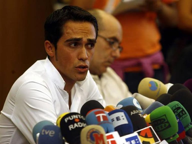 Tour-de-France-Sieger Alberto Contador wird positiv auf das Kälbermastmittel Clenbuterol getestet. Unsauberes Fleisch sei schuld gewesen, beteuert der Madrilene. Sein Tour-Sieg steht auf dem Spiel. Das Doping-Verfahren gegen den Radstar läuft noch.