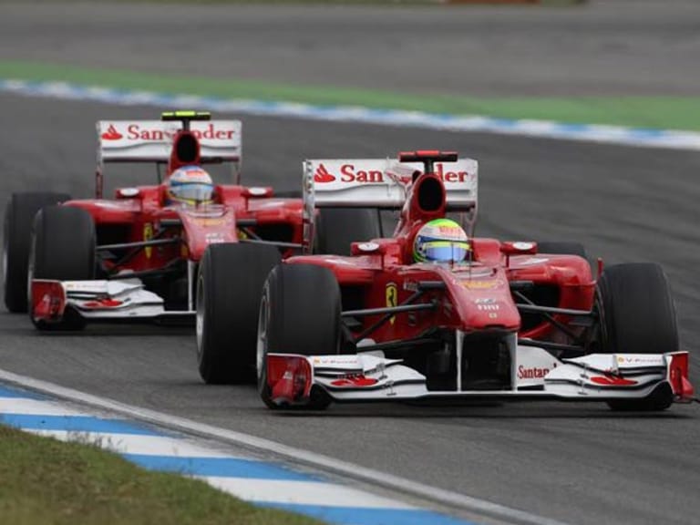 Beim Formel-1-Rennen auf dem Hockenheimring sorgt Ferrari für einen Stallorder-Skandal. Der Renningenieur von Felipe Massa (vorn) funkt den Brasilianer an: "Fernando ist schneller als du. Kannst du bestätigen, dass du diese Mitteilung verstanden hast?" Kurze Zeit später ließ er Teamkollege Fernando Alonso passieren. Die Folge: 100.000 Euro Strafe für die Scuderia.