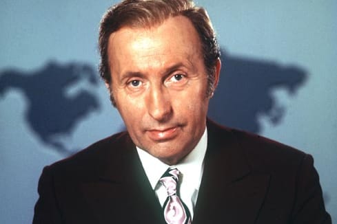 Lang ist's her: Der 1991 verstorbene Sprecher Karl-Heinz Köpcke war das erste Gesicht der "Tagesschau". Knapp 30 Jahre, von 1959 bis 1987, flimmerte "Mr. Tagesschau" über deutsche Bildschirme. Seinen Sprecher-Job nahm er ernst. Mit Störgeräuschen wie Papierrascheln und durch Räuspern protestierte er 1978 dagegen, dass mit der Einführung der "Tagesthemen" die Sprecher gegenüber den neuen Moderatoren in den Hintergrund rückten.