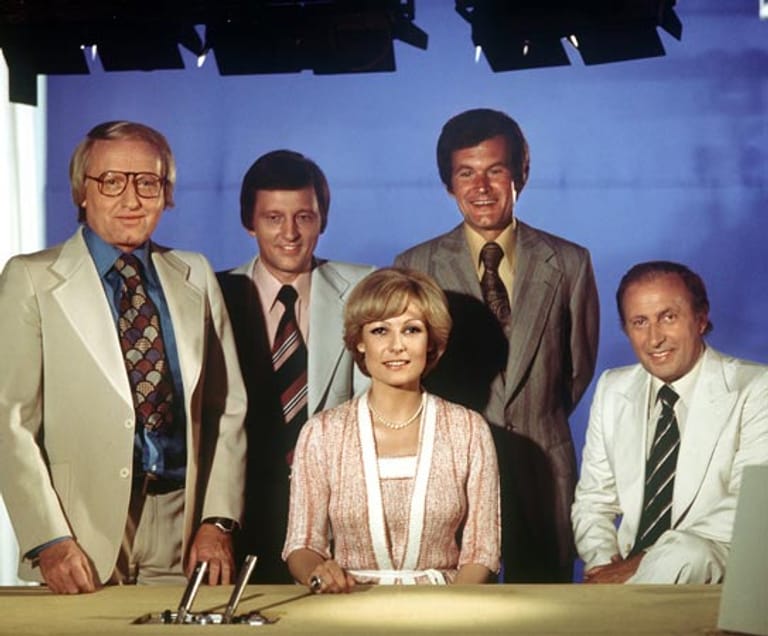 Gruppenbild mit Fönwelle, XXL-Krawatte und Kassengestell: Ab 1976, dem Jahr in dem das Bild entstand, gehörte Dagmar Berghoff als erste Frau zum Team der Tagesschau-Sprecher. Um sie herum: Werner Veigel (l.), Jo Brauner (2. v. l.), Wilhelm Wieben (2. v. r.) und Karl-Heinz Köpcke.