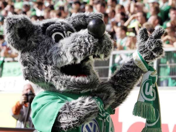 Mit dem Aufstieg in die Bundesliga 1997 bekam der VfL Wolfsburg das Maskottchen "Wölfi". Daher wird die Mannschaft auch "Die Wölfe" genannt. Der Wolf hat Schuhgröße 49 und ist 1,95 Meter groß.