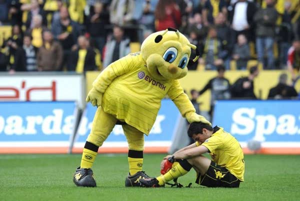 Borussia Dortmunds Maskottchen ist eine Biene namens "Emma". Sie ist seit 2005 im Dienst des aktuellen Tabellenführers. Der Name erinnert an die Legende Lothar "Emma" Emmerich, der mit 61 Jahren verstarb. Unter dem Kostüm (wiegt 5 Kilo) steckt übrigens ein Freiwilliger.