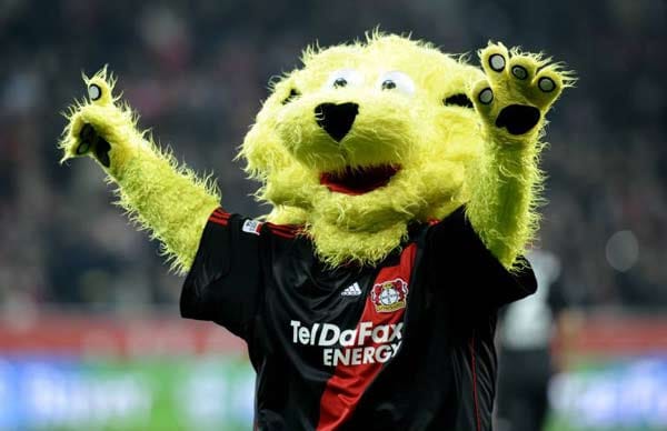 Bayer Leverkusen entschied sich für einen Löwen namens "Brian" als Maskottchen, weil es das Wappentier der Stadt Leverkusen und der Bayer AG ist. Das Kostüm von "Brian the Lion" kostet im Übrigen 2500 Euro.