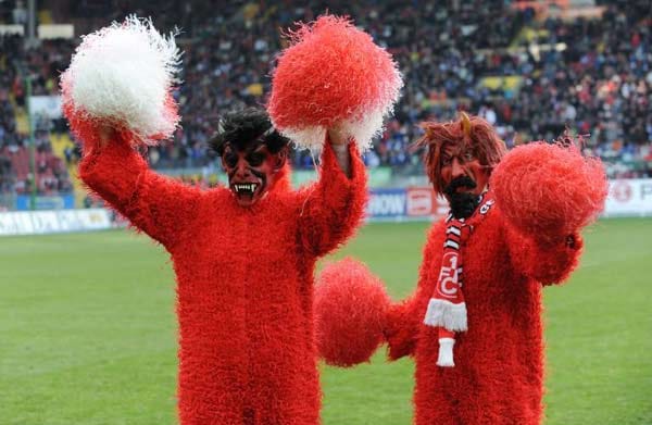 Der 1. FC Kaiserslautern hat seit der Meistersaison von 1998 drei rote Teufel als Maskottchen. Hier sind zwei von ihnen zu sehen. Unter den Kostümen stecken drei Frauen, die ehrenamtlich arbeiten und ihre Kostüme selbst nähen. Motto: Drei Teufel, drei Punkte.
