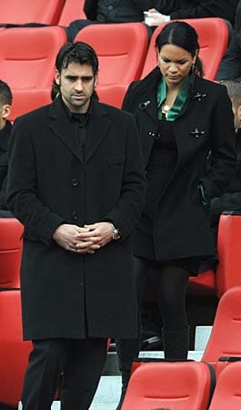 Während der Trauerfeier für Robert Enke erweisen am 15. November 2009 auch Nicolas Kiefer und seine Freundin Anna Hannovers totem Nationaltorwart in der AWD-Arena die letzte Ehre.