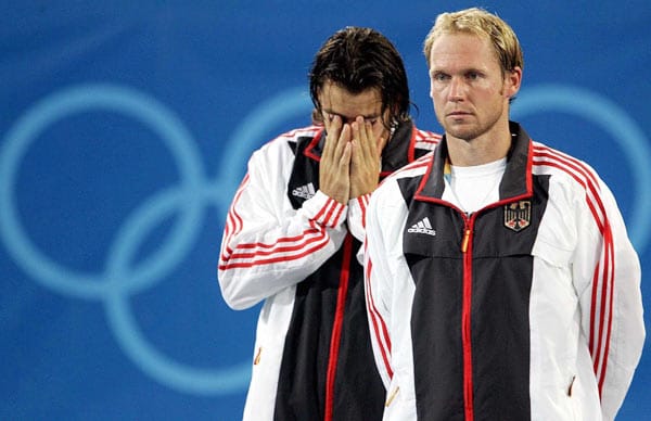 Eine olympische Medaille schmerzt mitunter: Bei Nicolas Kiefer und Rainer Schüttler will sich nach der Final-Niederlage im Doppel am 21. August 2004 in Athen keine Freude einstellen...