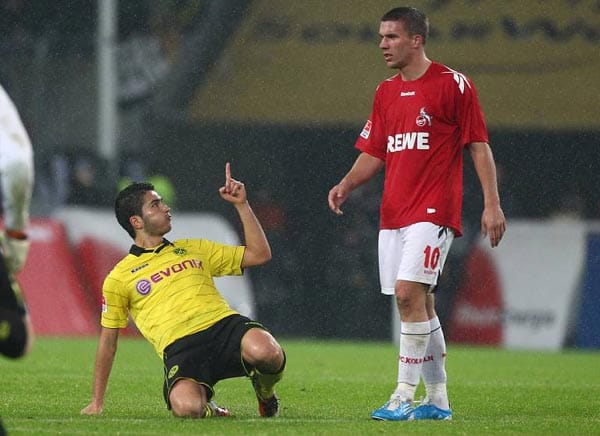 Erst provoziert Lukas Podolski den türkischen Nationalspieler in Reihen des BVB, Nuri Sahin, indem er ihn an das Länderspiel zwischen Deutschland und der Türkei erinnert (3:0), dann revanchiert sich Sahin mit dem späten Siegtreffer zum 2:1 für Dortmund in der 90. Minute.