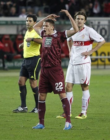 Der VfB Stuttgart führt beim 1. FC Kaiserslautern bis zur 58. Minute souverän mit 3:0. Am Ende müssen die Schwaben mit einem 3:3 zufrieden sein.