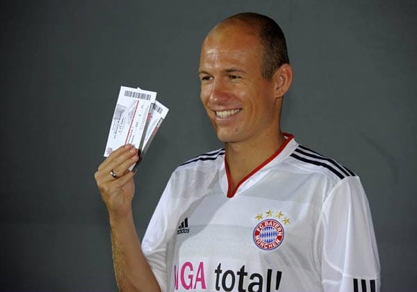 Wenige Minuten nach diesem Foto erfährt Arjen Robben, dass er ein Loch im Oberschenkel hat und die nächsten Monate pausieren muss. Der Bayern-Star bestreitet in der Hinrunde kein Spiel für seinen Klub.
