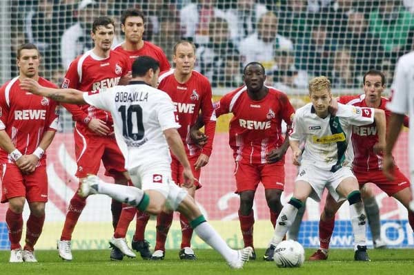 Der Gladbacher Raul Bobadilla schießt sich mit zwei Toren im Derby gegen den 1. FC Köln erst in die Herzen der Fans, um wenig später über den Trainer zu lästern, sich eine Rote Karte abzuholen und vom Training suspendiert zu werden. Bobadilla kann den Klub im Winter verlassen.