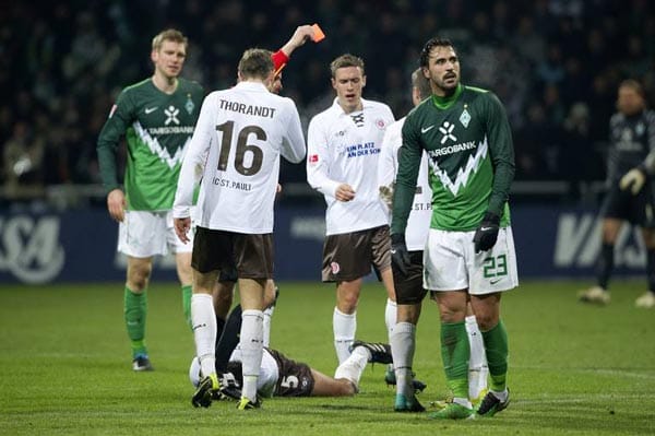 Beim 3:0-Erfolg gegen den FC St. Pauli gelingt dem Bremer Hugo Almeida ein Hattrick. Doch gefeiert wird der Portugiese für seine drei Tore nicht. Unmittelbar vor seiner Auswechslung nietet er Gegenspieler Diego Zambrano um und sieht die Rote Karte.
