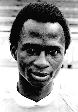 Als Ibrahim Sunday im Sommer 1975 beim SV Werder Bremen landet, hat sich noch kein Schwarzafrikaner vor ihm in der Bundesliga versucht. Sunday wird somit zum Urahn späterer Stars aus Afrika, die gerne auch ghanaische Landsleute Sundays sind. Der damals 25-Jährige darf nur ein Mal mitspielen, am 12. Juni 1976 beim 0:2 in Essen. Sunday, 1971 Afrikas Fußballer des Jahres, ersetzt in der zweiten Halbzeit Jürgen Röber. Sunday landet 1977 beim Amateurligisten Osterholz-Scharmbeck.