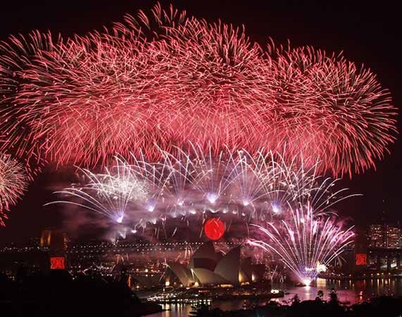 Die Menschen in Australien begrüßen das neue Jahr. Traditionell erstrahlt die Metropole Sydney unter einem gigantischen Feuerwerk
