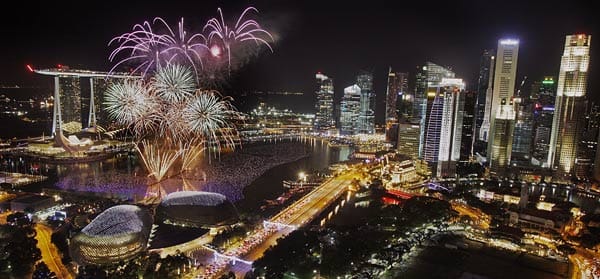 Nach und nach heißt es in immer mehr Ländern "Happy New Year". Auch Singapur erstrahlt unter dem Glanz seines Silvesterfeuerwerks