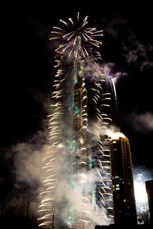 In Dubai wird ein Feuerwerk der Superlative gezündet.