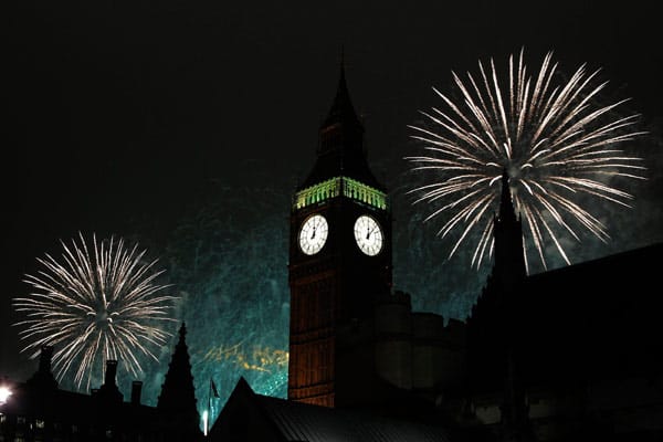 Der Big Ben läutet inmitten von glanzvollem Feuerwerk das neue Jahr ein.