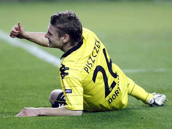 Hertha BSC ließ Lukasz Piszczeks vor der Saison ohne Ablöse ziehen. Bei Borussia Dortmund hat sich der Pole zum Stammspieler gemausert, für den ein interessierter Klub im Augenblick etwa drei Millionen Euro bieten müsste. Hertha BSC ließ Lukasz Piszczeks vor der Saison ohne Ablöse ziehen. Bei Borussia Dortmund hat sich der Pole zum Stammspieler gemausert, für den ein interessierter Klub im Augenblick etwa drei Millionen Euro bieten müsste.