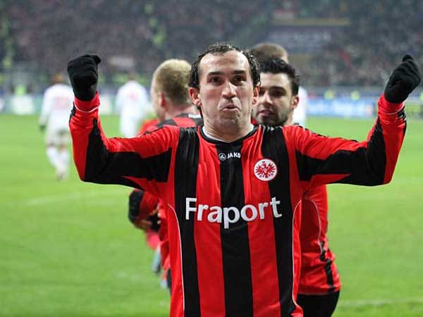 Auch Theofanis Gekas, der aktuelle Toptorjäger der Bundesliga, hat seinen Marktwert wohl verdreifacht. Über die eine Million Euro Ablöse an Leverkusen dürfte Frankfurts Manager Heribert Bruchhagen aus heutiger Sicht jedenfalls herzhaft lachen. Auch Theofanis Gekas, der aktuelle Toptorjäger der Bundesliga, hat seinen Marktwert wohl verdreifacht. Über die eine Million Euro Ablöse an Leverkusen dürfte Frankfurts Manager Heribert Bruchhagen aus heutiger Sicht jedenfalls herzhaft lachen.