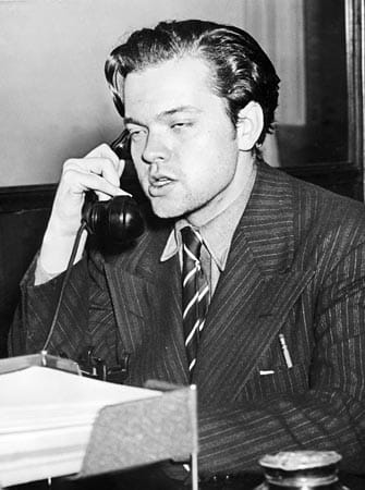 1938 sendet CBS ein Radiohörspiel über einen Überfall von Marsianern. Obwohl der Regisseur Orson Welles mehrfach deutlich sagt, dass es sich um reine Fiktion handelt, löst das Hörspiel eine Massenpanik aus.