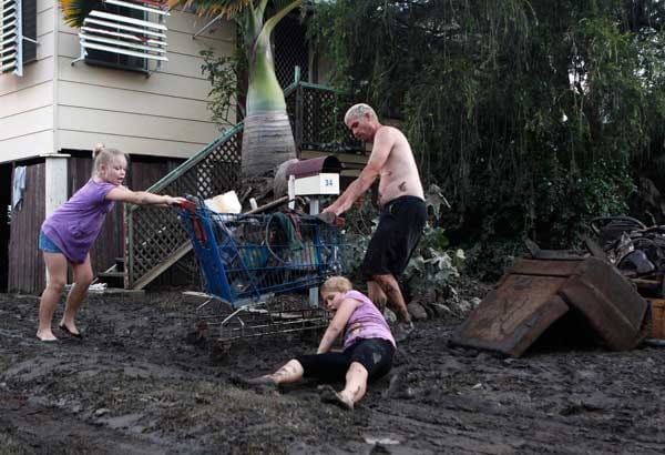 Die Polizei rechnet damit, dass der Wasserstand in Rockhampton weiter steigen wird. 400 Häuser dürften dann überflutet werden, 4.000 Grundstücke sind in Gefahr.