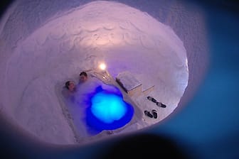 Im Iglu-Dorf in der Schweiz können sich Urlauber im Whirlpool im Eis aufwärmen.