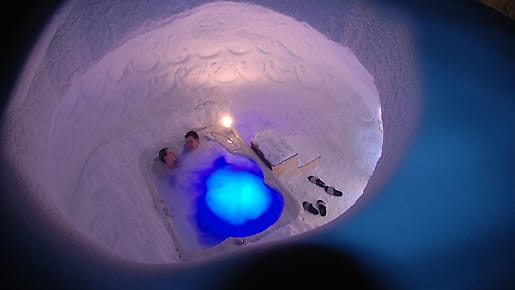 Im Iglu-Dorf in der Schweiz können sich Urlauber im Whirlpool im Eis aufwärmen.