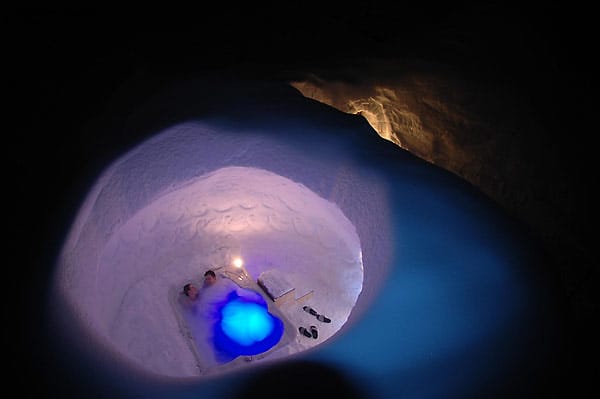 Von wegen eisige Kälte - im Iglu-Dorf in der Schweiz können sich Gäste im Whirlpool aufwärmen.