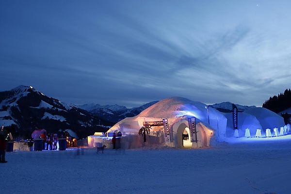 Wer Lust auf ein Erlebnisdinner an einem Eistisch hat, der besucht das "Alpeniglu-Dorf" in den Kitzbüheler Alpen.