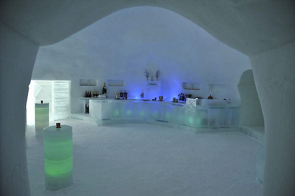 In der Eisbar im Kapruner Iglu-Dorf braucht man fürs Eisgekühlte keinen Kühlschrank.