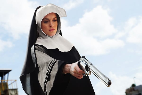 Die letzte Ölung. Als schießwütige Nonne April Booth ist Skandalnudel Lindsay Lohan in Robert Rodriguez starbesetzter Outlaw-Schlachtplatte "Machete" zu sehen. (Fotos: Allstar)