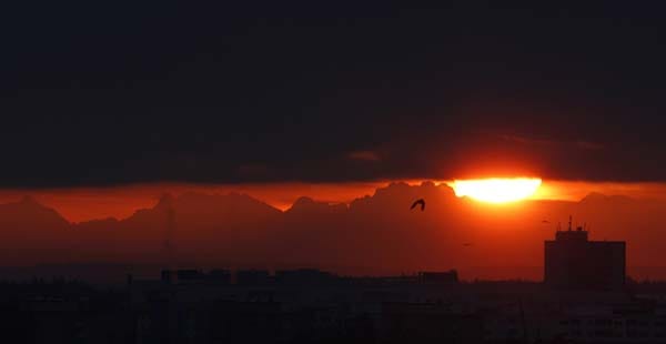 Diese Aufnahme aus den bayerischen Alpen zeigt den Beginn der partiellen Sonnenfinsternis.