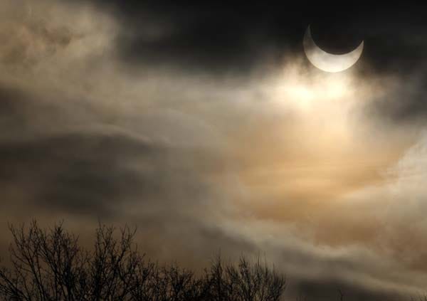 Das Jahr 2011 startete mit einer partiellen Sonnenfinsternis. Dabei schob sich - wie hier in München fotografiert - der dunkle Neumond vor die Sonne.